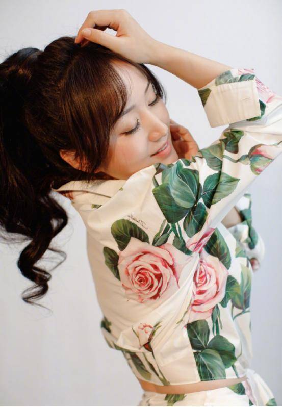 杨钰莹|杨钰莹体态没岁月感,穿紧身连体裤秀窈窕身材,曲线不输小姑娘