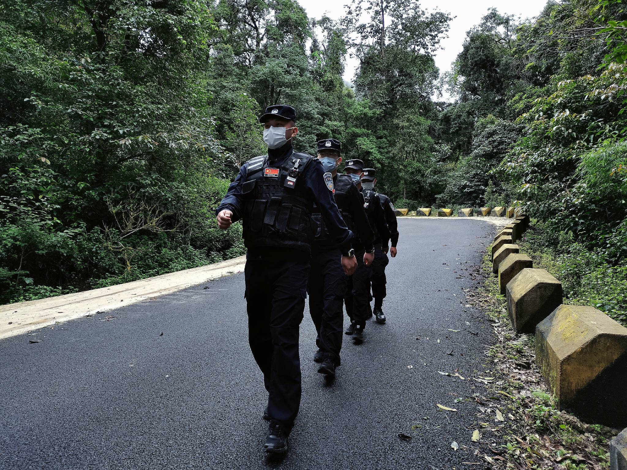 巡逻路上遇落石拦路移民管理警察这样做