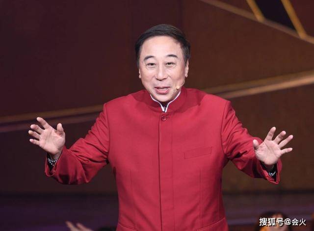 商演|原创冯巩离开春晚下乡捞金，现身商演头发花白显老态，连开三天很勤奋