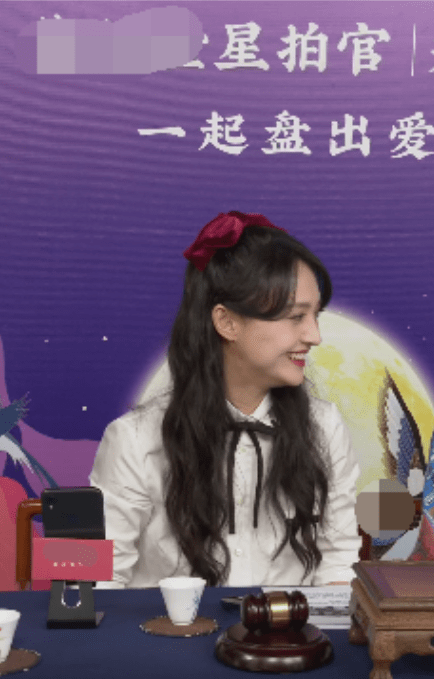 小爽|原创郑爽学乖了，再直播不耍脾气，她全程堆笑主持人却小心翼翼