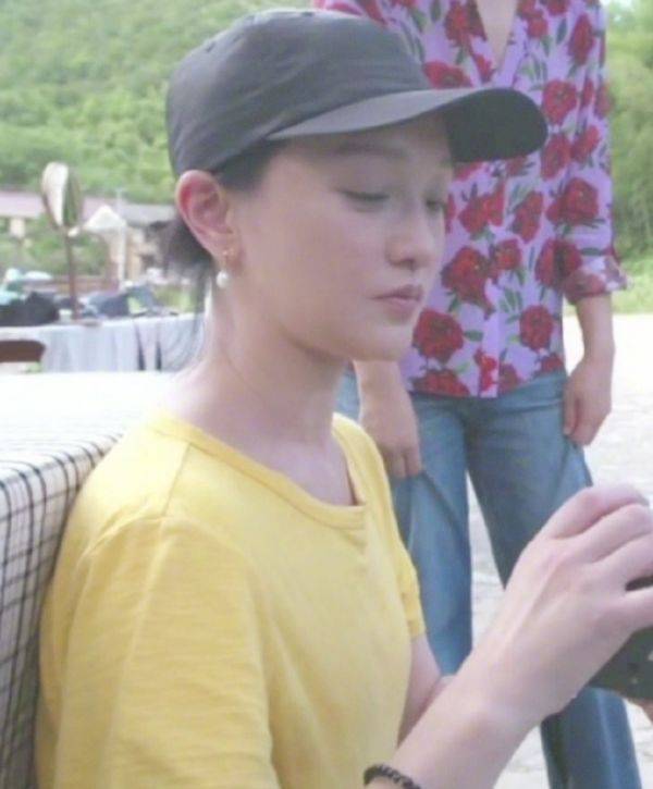 坑洼|有种“真实”叫周迅！满脸坑洼却活得优雅，美得入骨一点都不假