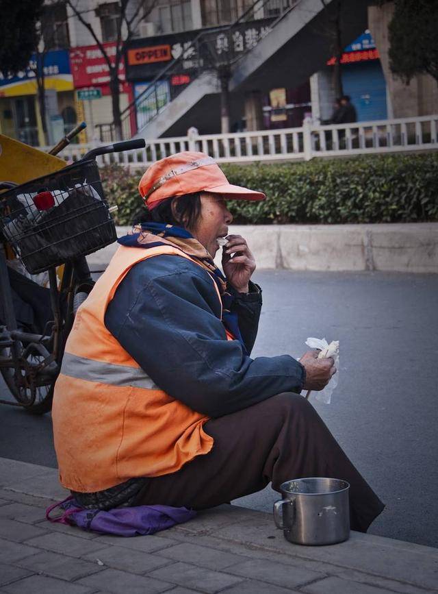 农民工的"负重前行",成就了城市的美好