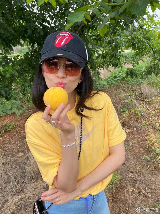 章子怡晒照与女儿做手工，5岁醒宝头发凌乱，胳