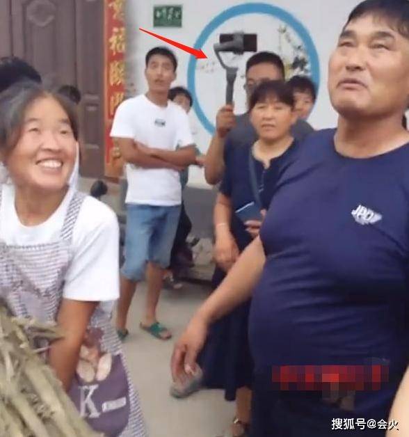 凉棚|原创大衣哥免费为邻居建凉棚，打扮朴素接地气，曾捐百万却遭喷捐太少