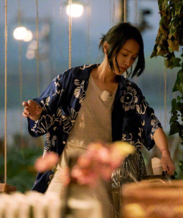 坑洼|有种“真实”叫周迅！满脸坑洼却活得优雅，美得入骨一点都不假