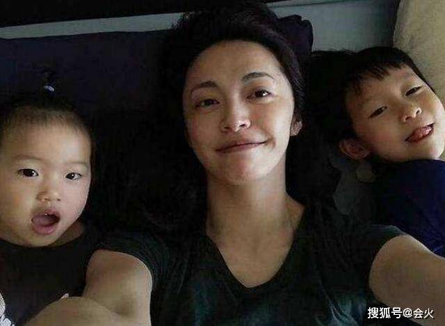 步一|原创姚晨曹郁情难自禁当众亲吻，下台还三步一回头！结婚8年如胶似漆