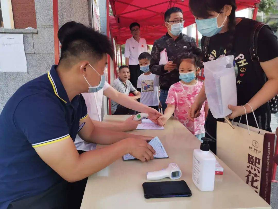 我是小学生啦现场直击郑州市区小学报名首日