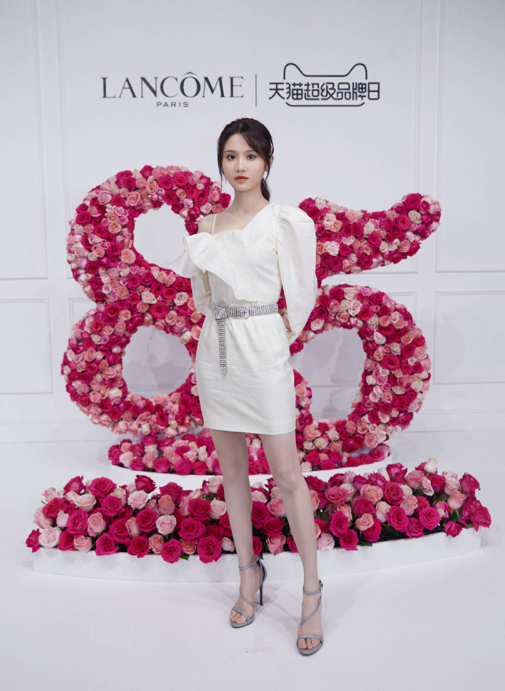 栀子花|《栀子花开》她演女一号，穿白色露肩修身裙，27岁仍甜似初恋