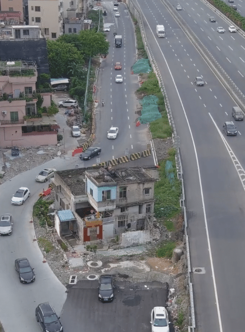 广东佛山一环高速路钉子户车辆需绕道而行网友称太硬核