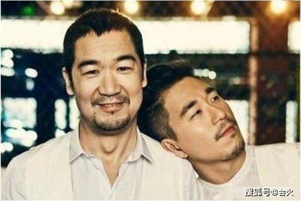 张国立38岁儿子张默罕露面,如今转身当老板?