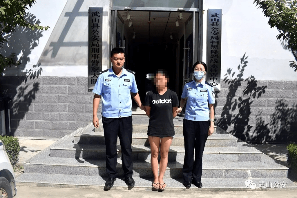 8月25日11时许,通过当地警方协作配合,民警在天水市麦积区将罗某某一