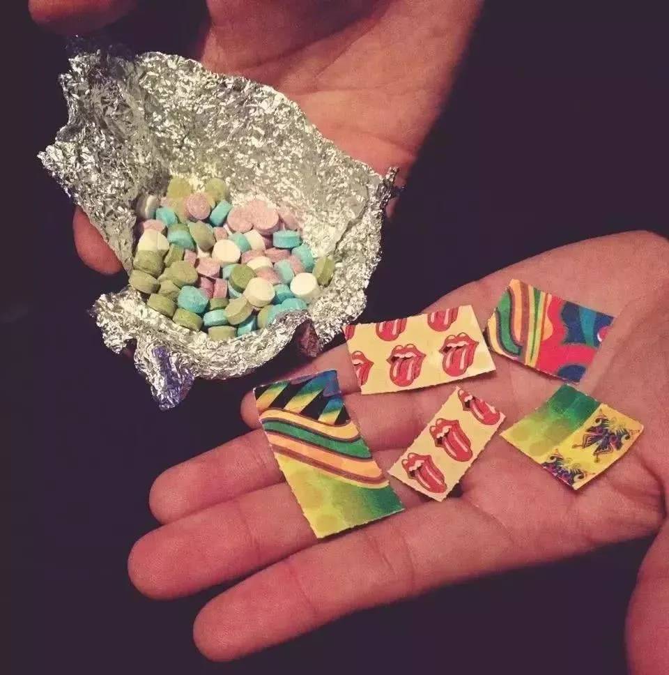 恐慌的毒品lsd(也称麦角二乙酰胺,一种强烈的半人工致幻剂),俗称邮票