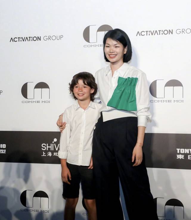 活动|“世界最丑超模”吕燕带娃出席活动，混血儿子和妈妈不同，颜值高