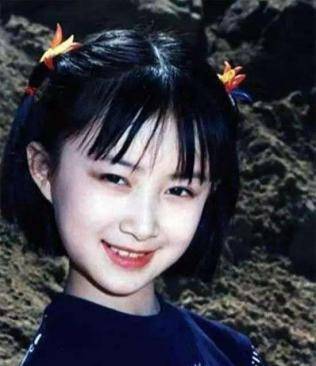 5岁出道,和刘亦菲情同姐妹,为何如今只能给当红小花做配?