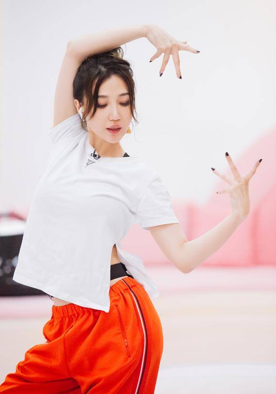 伊能静|原创阿朵回应伊能静小作文:经历的事情越多性格要越坚韧