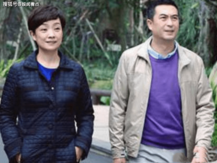 张嘉译妻子王海燕近照,张嘉译天天面对这样的女人