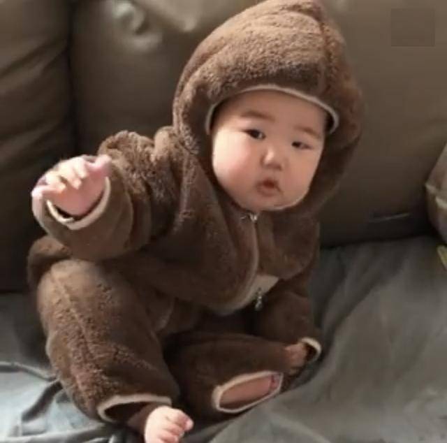 孩子|萝莉身住着大叔魂，还被妈妈穿成紫薯韩国3岁奶娃靠小肚子走红