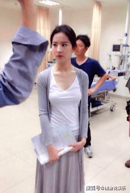路人镜头下的刘亦菲,无美颜无滤镜,您的天仙已下凡请接好!