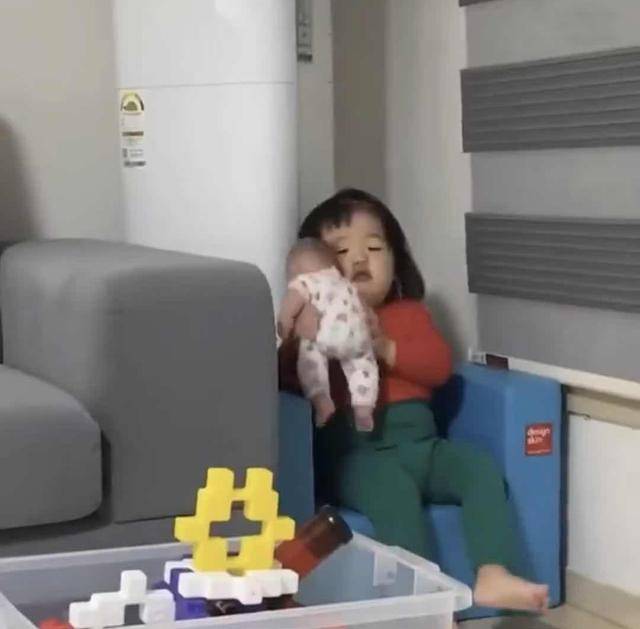 孩子|萝莉身住着大叔魂，还被妈妈穿成紫薯韩国3岁奶娃靠小肚子走红