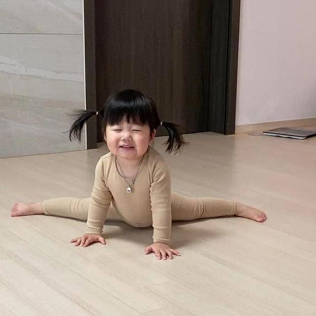 孩子|萝莉身住着大叔魂，还被妈妈穿成紫薯韩国3岁奶娃靠小肚子走红