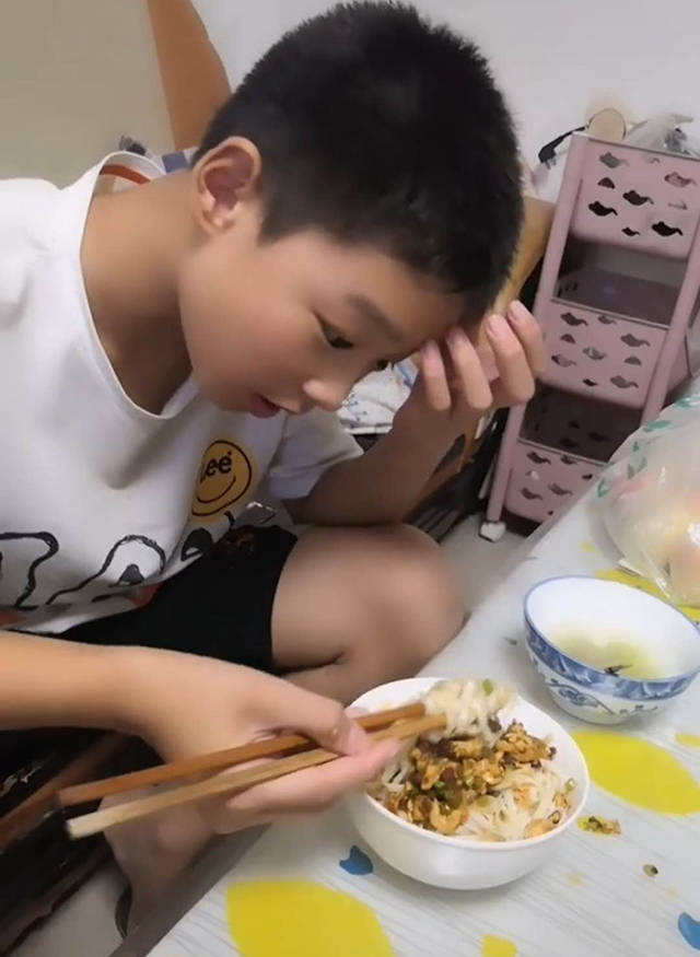 原创双胞胎兄弟饭量差距大一个用碗吃一个用盆吃妈妈表示很纳闷