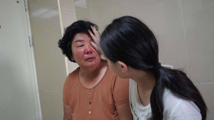 5岁男童被继父从十楼扔下坠亡邻居夫妻两个人吵架导致的