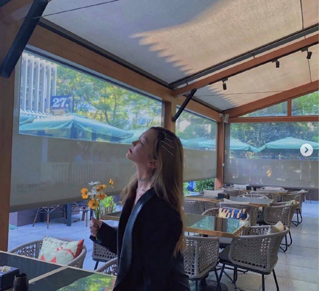活动|李亚鹏携女儿参加活动，李嫣气场赶超一线女星，时尚感远超同龄人