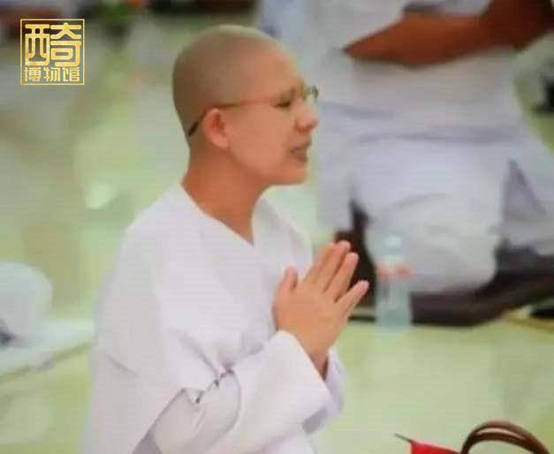 身份证|旧爱难忘？泰王与王妃西拉米离婚后2天，为何又将她抓回当尼姑？