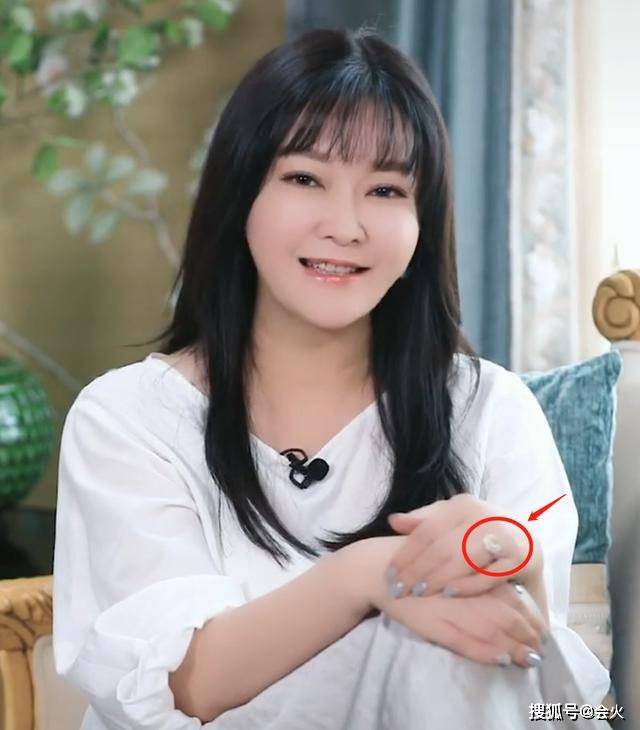 视频|原创王小骞曝21年前和主持人老公裸婚，婚纱照都没有！如今戴超大钻戒