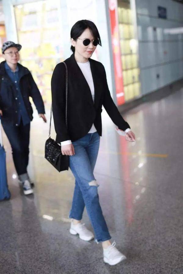 美人|俞飞鸿不愧是“冻龄美人”,穿黑色西装配黑裙,尽显优雅高贵