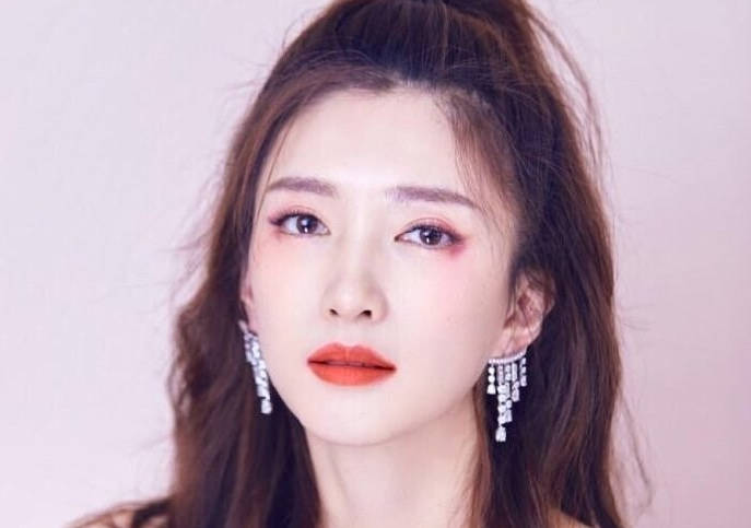 江疏影穿粉色礼服,扎半马尾的发型,满满元气少女