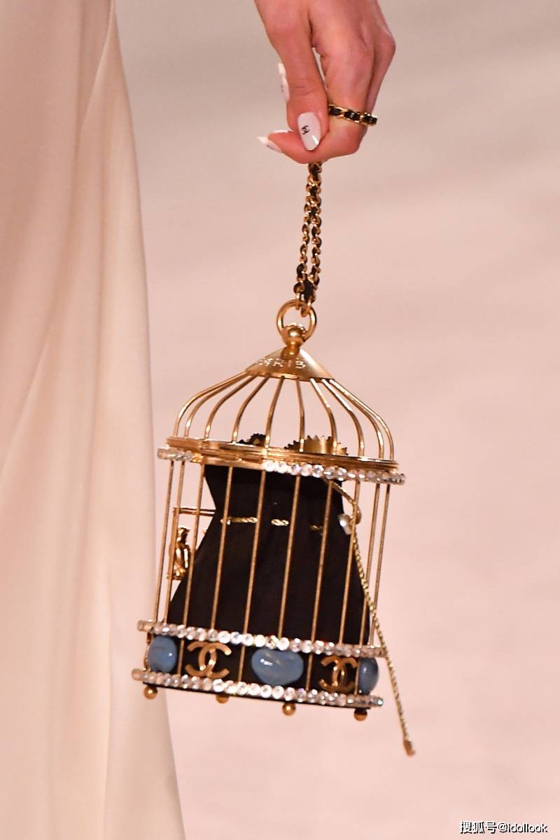 程潇|程潇走机场拎着15万的小鸟笼，这也太可爱了吧