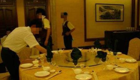 一番话|穷小子同学聚会被嘲讽,偷偷离席,服务员一番话让所有人愣住