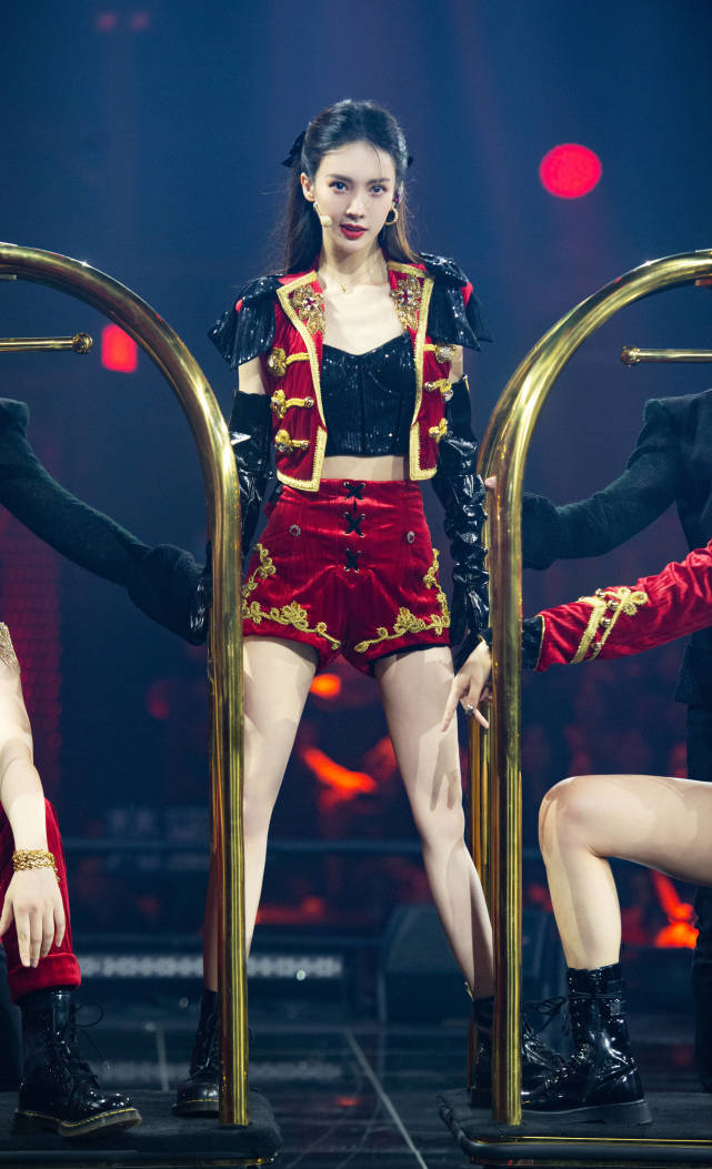 造型|原创婚纱造型出众，悬空一字马惊艳，她不出道难以收场