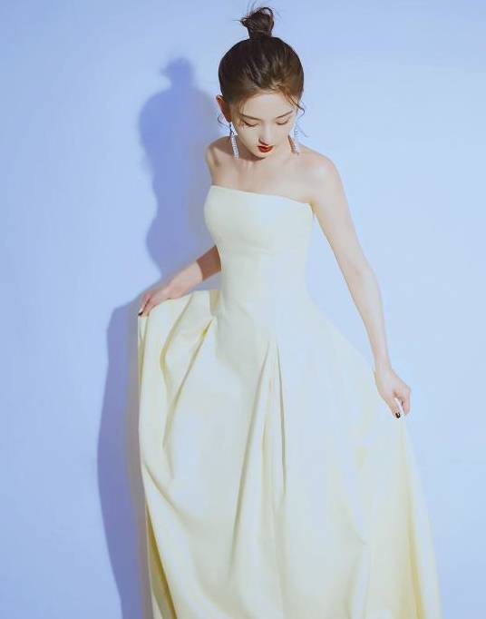 柳岩|柳岩穿“星空裙”现身活动,与天然脸宋祖儿同场,凭肉感身材抢镜