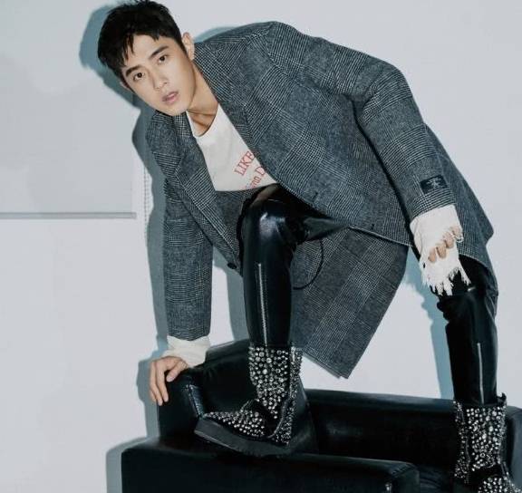 袖口|梁靖康怎么想的？西装外套拼接上“破烂”袖口，这样的时尚太难懂