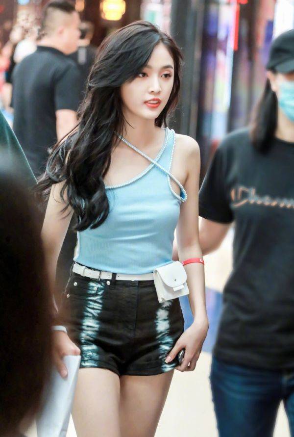 吴宣仪衣品真不是吹的,短裤搭配出各种风格,堪称少女穿搭楷模