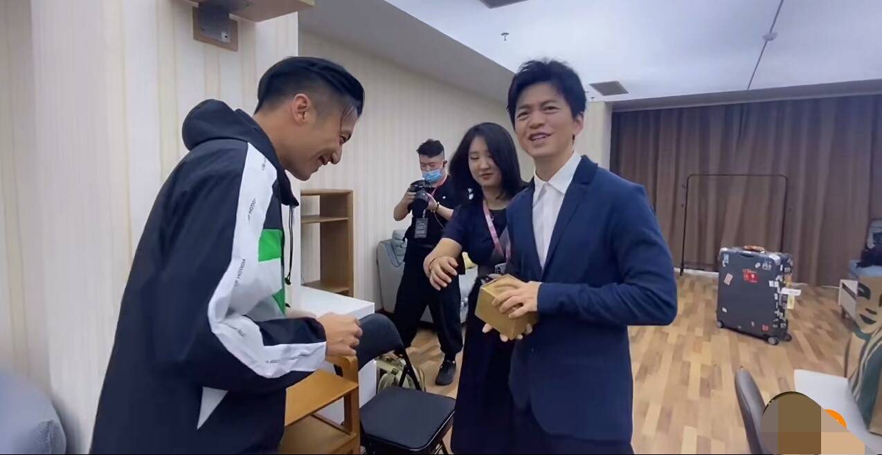 李健老师不仅博学多才,还是养生的行家,对谢霆锋解释:用银壶沏茶可以
