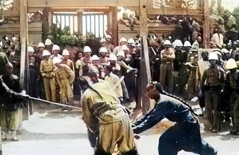 八国联军侵华彩色老照片:日军强抢民女,当街斩首义和团成员