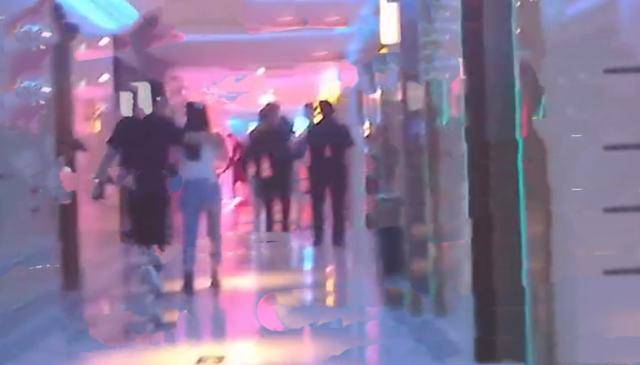 心肝宝贝|原创李湘晒女儿喝酸奶，喊心肝宝贝心情好，王诗龄尖下巴、大长腿抢镜