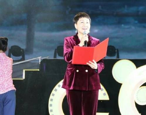 毛寸|“国民丈母娘”张凯丽走机场，鬓角剃的比毛寸还短，看着就不好惹