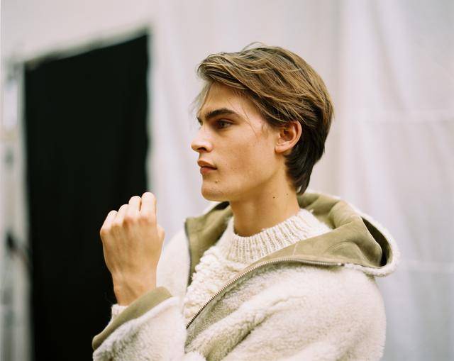 身材修长|他15岁出道成为高奢代言人，身材修长长相老气，被嘲不如老爸？