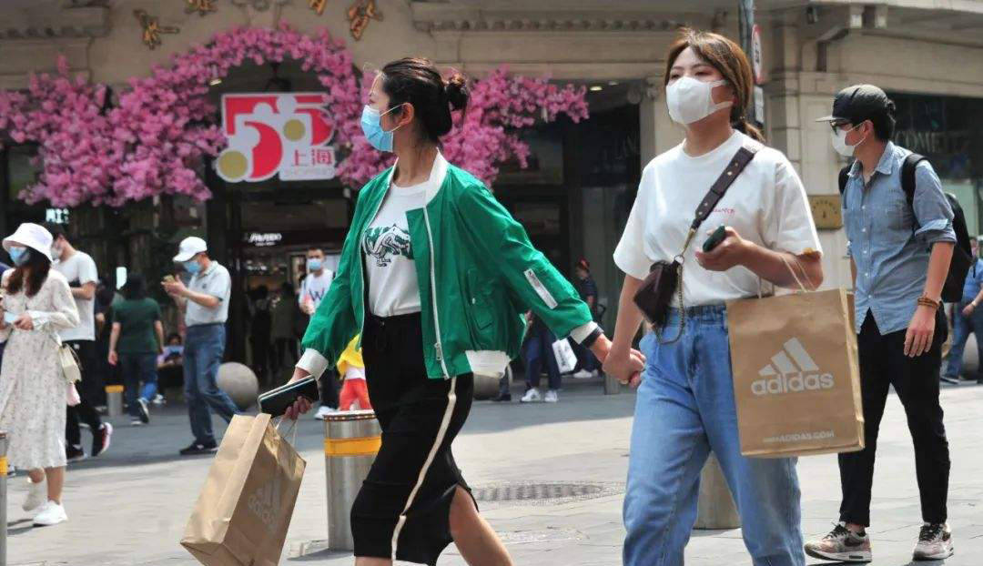 衣服|你愿意多花钱买件好衣服长时间穿,还是少花钱买个便宜的撑过一个季度就扔?