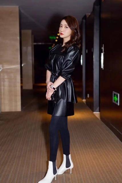野性|陈德容胆子还挺大，穿短皮裙配黑丝袜挺“野性”，40多岁不显老态