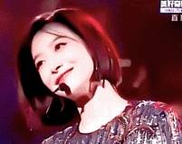 短裙|“小棉袄”宋茜为妈妈庆生超暖心，黑T配短裙美艳又吸睛！