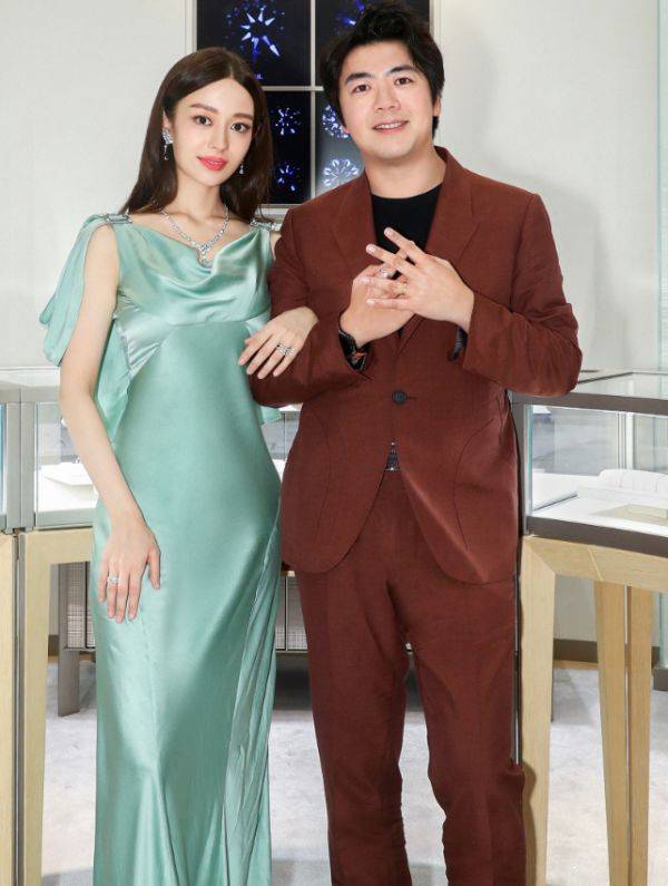 郎朗|又被吉娜美到！穿“无痕裙”大胆露面，同行郎朗的眼神亮了