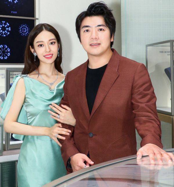 郎朗|又被吉娜美到！穿“无痕裙”大胆露面，同行郎朗的眼神亮了