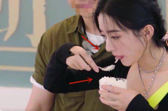 黄晓明|原创把尝完的刨冰吐回碗里,赵丽颖《中餐厅》被吐槽生活习惯糟糕