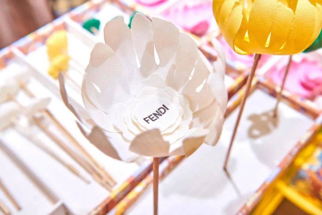 摊位|酷 ！“ 脏、乱、差 ” 的地摊如何逆袭成为“高级移动商店”