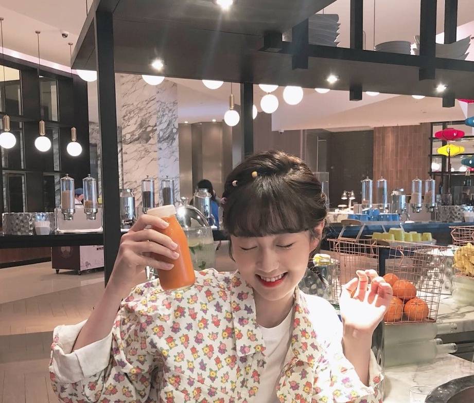 袜子|“小豆子”李子璇太萌了！穿背带裤可爱摆拍，袜子还“穿错”颜色